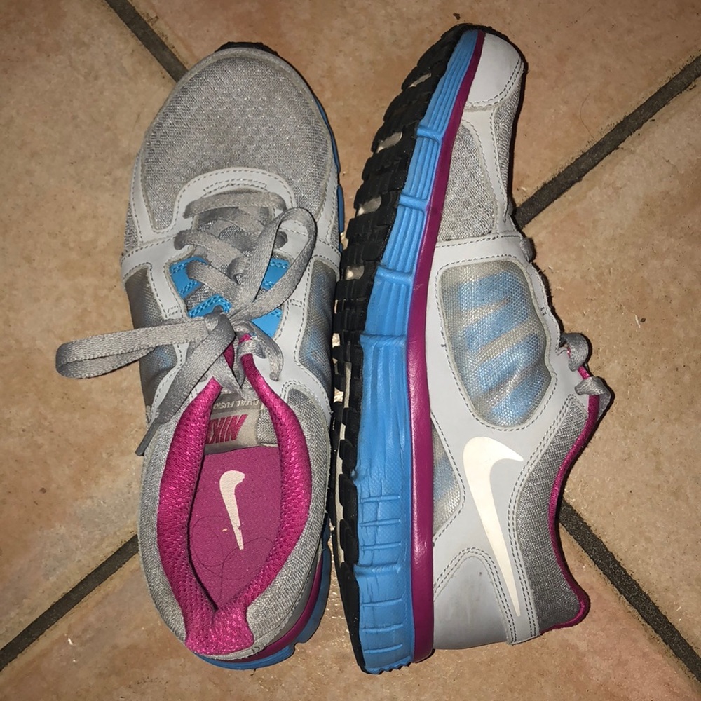 Women’s Nike Dual fusion ST2 sneakers.